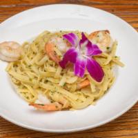 Lingüini Aglio E Olio Con Camarones · Linguine aglio e olio with shrimp