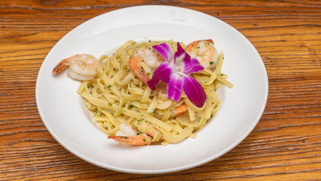 Lingüini Aglio E Olio Con Camarones · Linguine aglio e olio with shrimp