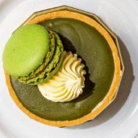 Green Tea Tart · Sweet pie with a creamy matcha green tea accompanied by a macaron green tea