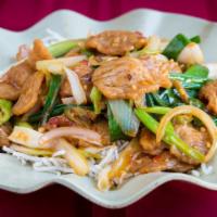 Mongolian Beef蒙牛 · SLICE TENDER BEEF STIR FRIED WITH ONIONS AND SCALLION IN SPICY SAUCE