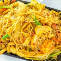 33 Singapore Mai Fun · Hot & spicy. Thin rice noodles sautéed with shrimp, chicken, roast pork and veg. In curry fl...