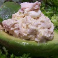 Palta Reina / Queen Avocado · Aguacate relleno con ensalada de pollo. / Stuffed avocado with chicken salad.