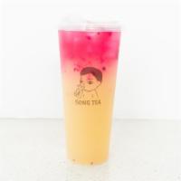 Lychee Pitaya Slush万千少男跟我走荔荔果冰 · Lychee slush with fresh dragon fruit on the top and lychee jelly as a topping.