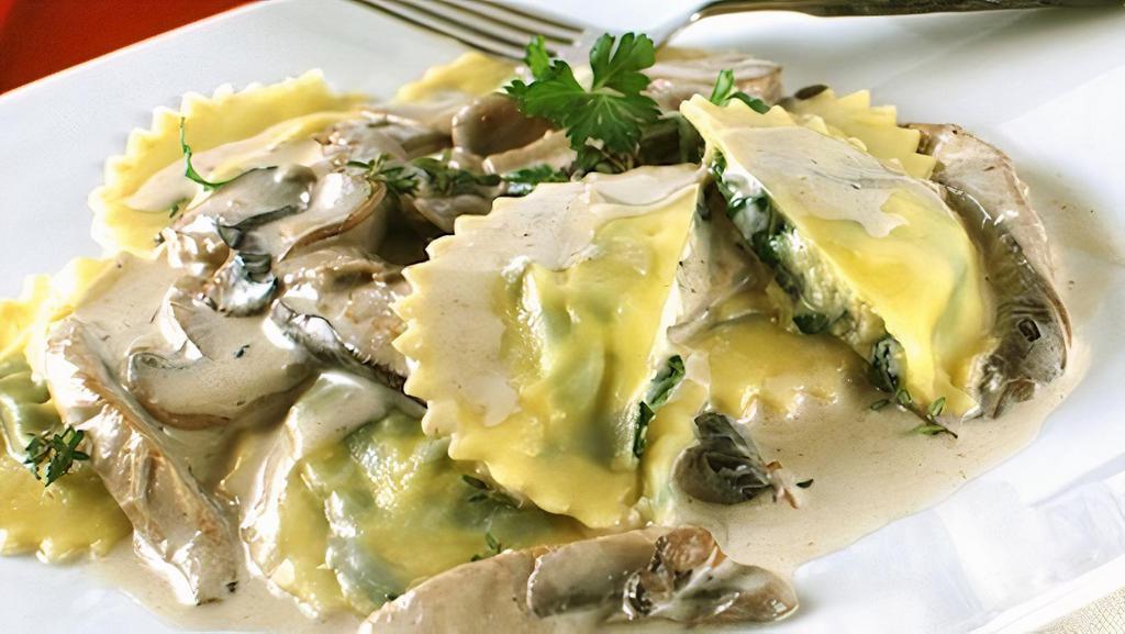 Spinach & Cheese Me Ravioli · Fresh ravioli with spinach & cheese filling cooked with a creamy sauce.