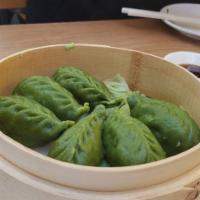 Homemade Spinach Dumplings / 純手工菠菜餃 · Served with six pieces. / 附六個。