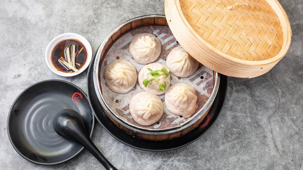 Steamed Shanghai Soup Dumpling 精製上湯小籠包 · 6 pieces.
6個。
