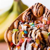 香蕉米脆 / Rainbow Banana · Original bubble waffle, vanilla ice cream, banana, chocolate waffle stick, fruity pebbles, c...