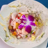 Salpicón De Mariscos / Poach Seafood Medley · Con cebolla fresca a la Juliana, chiles, hierbas frescas y vinagreta de champagne. / With fr...