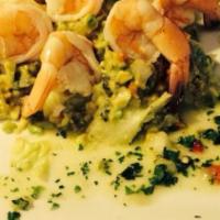 Ensalada De Camarones · Shrimp salad.