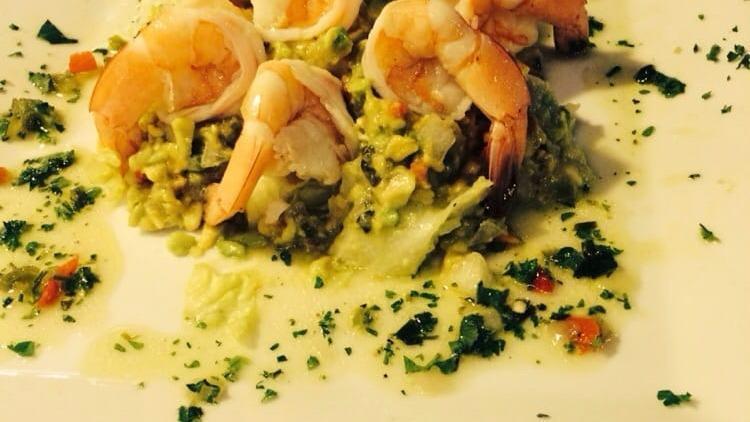 Ensalada De Camarones · Shrimp salad.