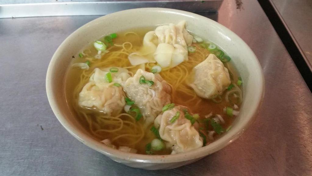 Wonton Noodle Soup / 鮮蝦云吞湯面 · 5 pieces pork and shrimp noodle.