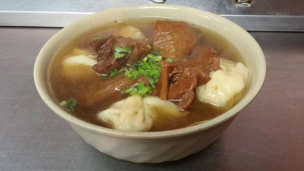 Beef Stewed Wonton Noodle Soup / 牛腩雲吞湯面 · Stewed beef brisket and tendon or pork and shrimp.