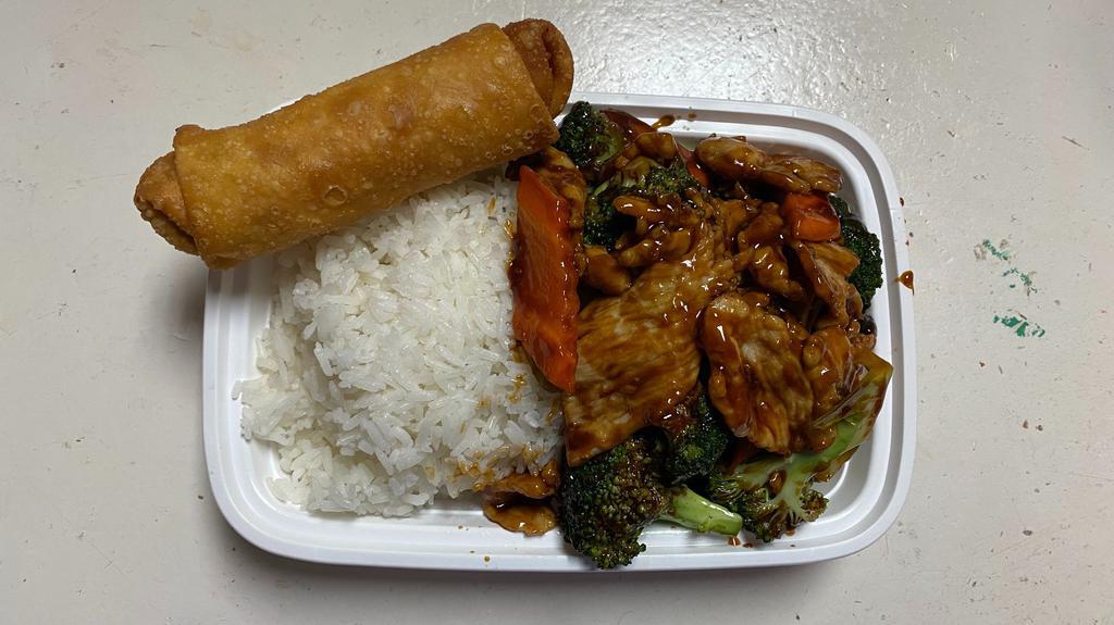 Chicken With Broccoli / 芥兰鸡 · Served with white rice.