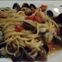 Linguine Alle Vongole Macchiate · Linguine with baby clams, touch of cherry tomatoes.