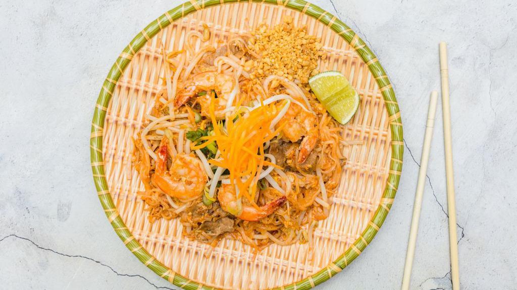 Pad Thai / Hu Tieu Mem Kieu Thai · Rice noodle, shrimp, egg, garlic or shallot, chive red chilli pepper, peanut.