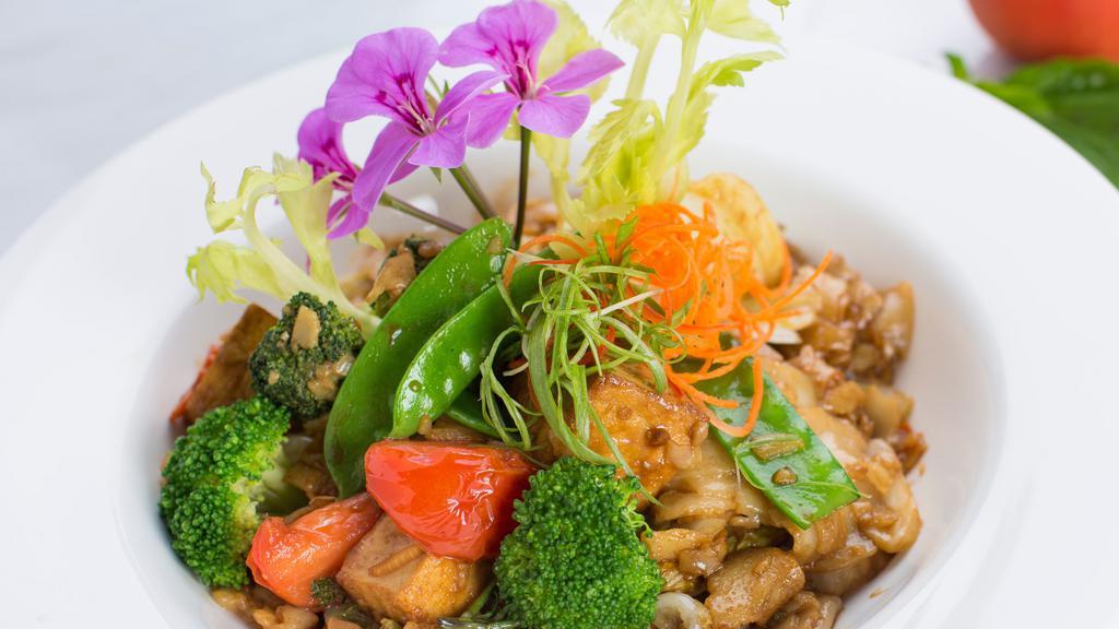 Drunken Noodle · Vegetarian. These stir fried wide rice noodles are mixed with tofu, fresh basil, bell peppers, broccoli, carrots, cabbage, bamboo shoots, and tomatoes.
