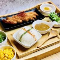 Pork Cutlet Rice Combo 猪扒饭套餐 · Served with rice, egg, corn, and mixed vegetables.
附白饭, 鸡蛋, 玉米及什菜。