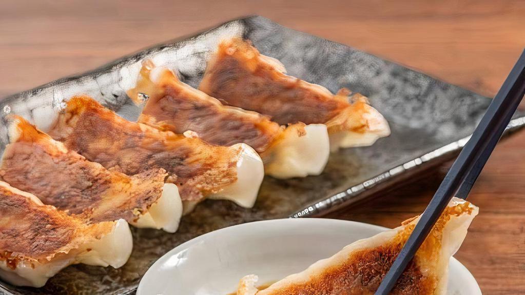 Pan-Fried Gyoza Dumpling 煎饺子 · 