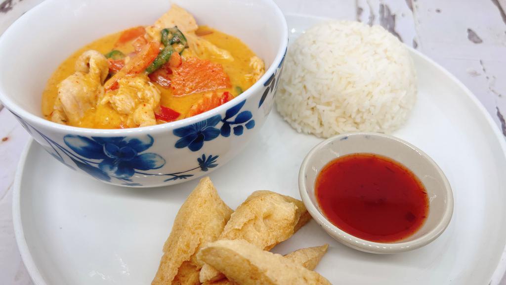 L15=Panang Curry · String bean, carrot, bell pepper and basil. Includes your choice of starter. Served with jasmine rice. Spicy.