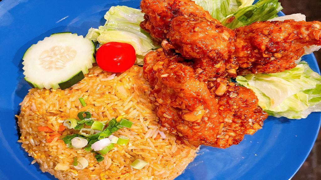 Cs77=7 Avenue Fried Rice🐔 · Yellow fried rice stir fried with ,egg,onion , carrots, fried chicken wing mixed in special sauce (not spicy) 🐔