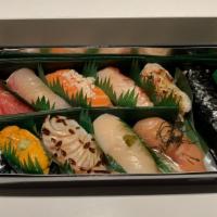 Sushi Omakase 10 Pieces / おまかせ握り１０貫 · Comes with 1 hand roll