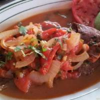 Bisteck Encebollado · Carne salteada con cebolla, arroz y aguacate. / Sauteed beef with onions, rice and avocado.