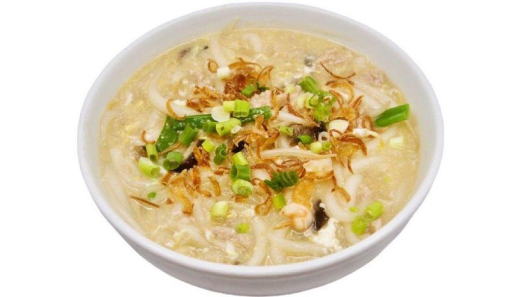 Ipoh Pearl Noodle Soup 怡保银针粉 · Short pearl noodles with minced pork and shrimp, egg, bean sprouts in clear broth.