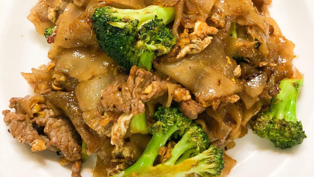 Pad See Ew · Sautéed flat rice noodles with egg and broccoli in sweet brown sauce. (GLUTEN FREE AVAILABLE)