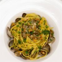 Linguine Alle Vongole · Clams, Chadonnay Sauce