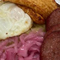 Desayuno / Breakfast · Huevo, mangu, salami, queso frito, cebolla. / Egg, mangu (mashed boiled plantain), salami, f...