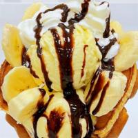 Bananatella · Waffle with 2 scoops of vanilla ice cream. Topped with banana and nutella.