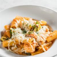 Gamberi · Rigatoni, shrimp, broccoli, mozzarella, pink sauce.
