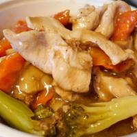 Lad Na · Stir-fried chow fun noodles with soy sauce, garlic, carrot and broccoli. Served with gravy s...