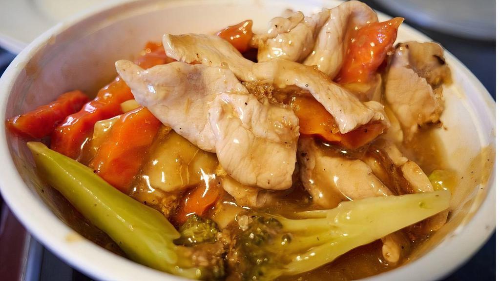 Lad Na · Stir-fried chow fun noodles with soy sauce, garlic, carrot and broccoli. Served with gravy sauce.