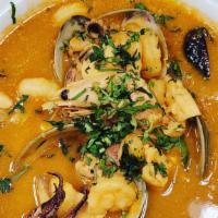 Sopa De Mariscos / Seafood Soup · Las sopas grandes incluyen una porción de arroz. / Large soups include a serving of rice.