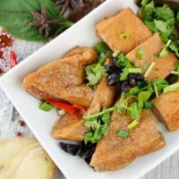 Braised Dishes 卤味拼盘 · Tofu， fried tofu and seaweed.