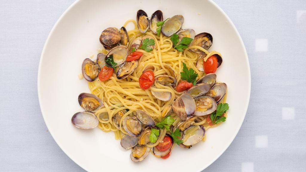 Linguine Alle Vongole · Linguine pasta, fresh clams, white sauce, touch of cherry tomatoes.