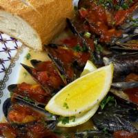 Zuppa Di Mussels · Garlic, White wine & tomato sauce