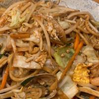 Stir-Fried Ramen With Seafood / 海鲜炒面刀削面 · 