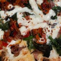Vegetariana · Mozzarella, black olives, caramelized onions, red sweet peppers, broccoli rabe