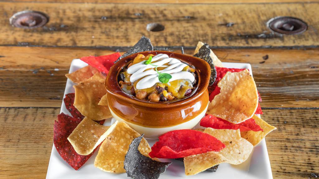 Southwestern  Style Chili · Ground beef chilli with kidney beans, jalepenos topped with shredded cheese, sour cream , tomato and onion. Served with tortilla chips.
