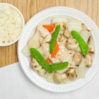 Moo Goo Gai Pan / 蘑菇鸡片 · Served with white rice.