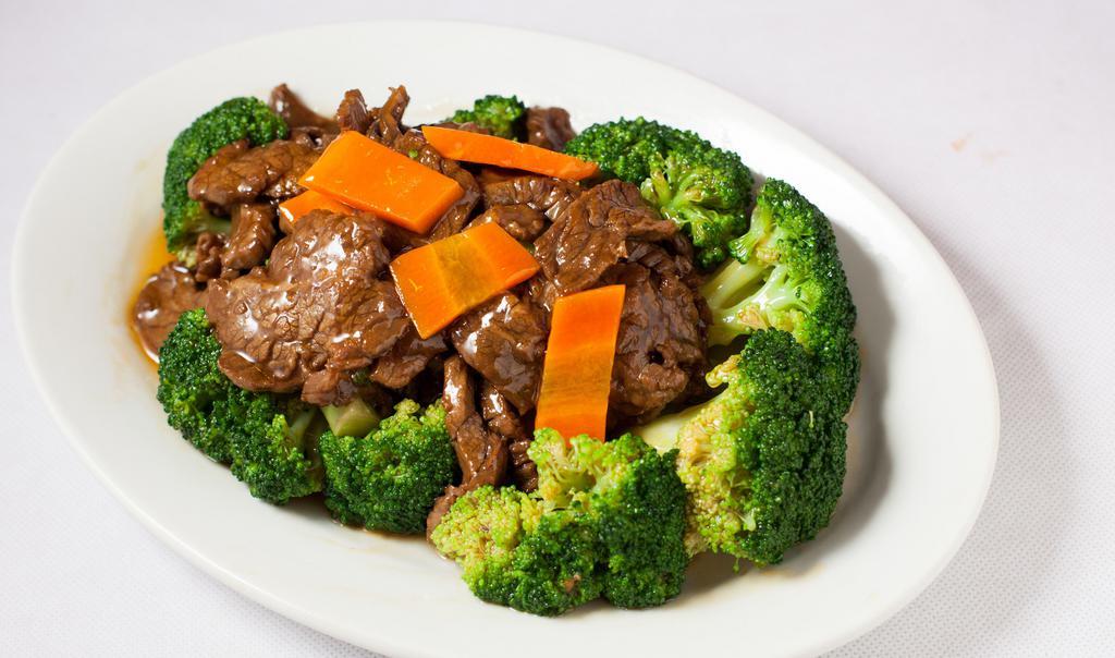 Broccoli Beef 西兰花牛肉 · Beef, broccoli, and carrot.
牛肉, 西兰花及胡萝卜。