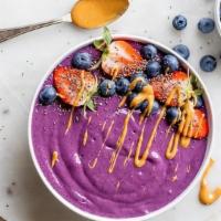 🍌🥜 Protein Smoothie Bowl  · Peanut butter, banana, strawberries and blueberries are the perfect combo, and the scoop of ...