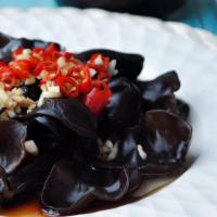 Black Fungus In Sour & Spicy Sauce / 酸辣木耳 · Hot & spicy.