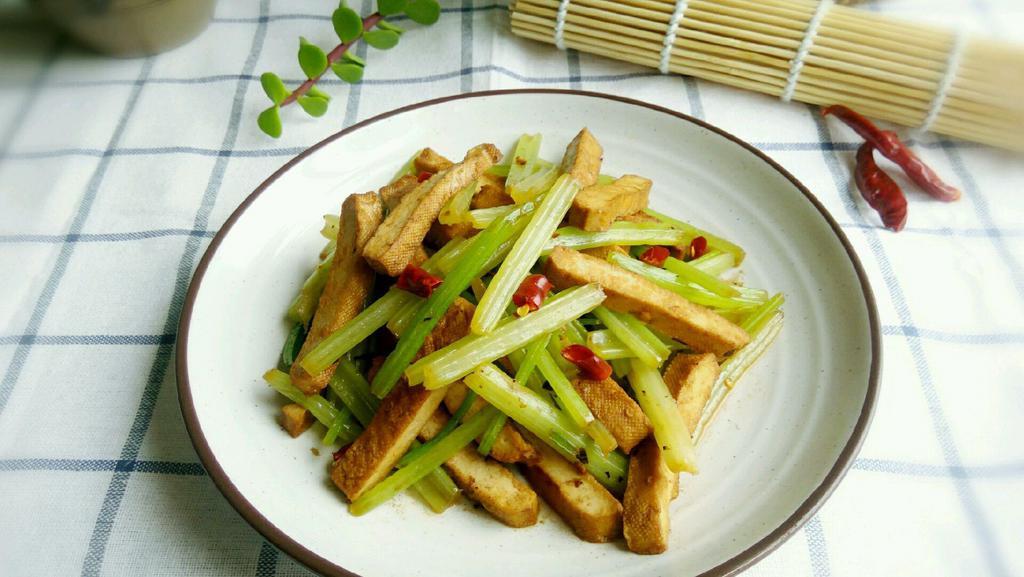 Shredded Dry Bean Curd With Celery / 香芹豆干 · 