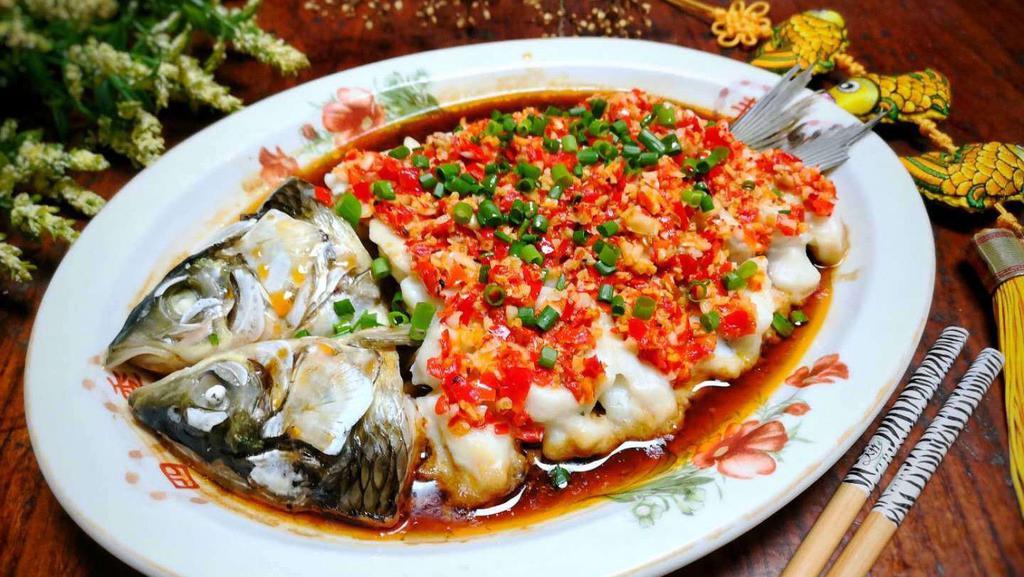 Steamed Whole Fish With Chopped Chilis / 金牌剁椒鱼 · 