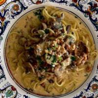 Spaghetti Alfredo, Salsiccia E Funghi · Homemade spaghetti with sausage and mushroom in Alfredo cream sauce.