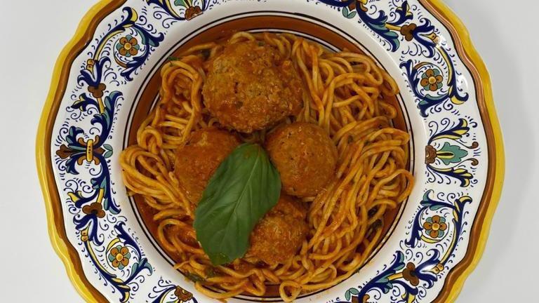 Spaghetti E Tre Polpette · Homemade spaghetti with three veal meatballs in tomato sauce.