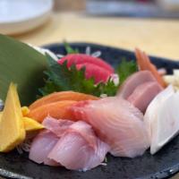 Chirashi · Assorted sliced raw fish on bed of sushi rice.miso soup and salad